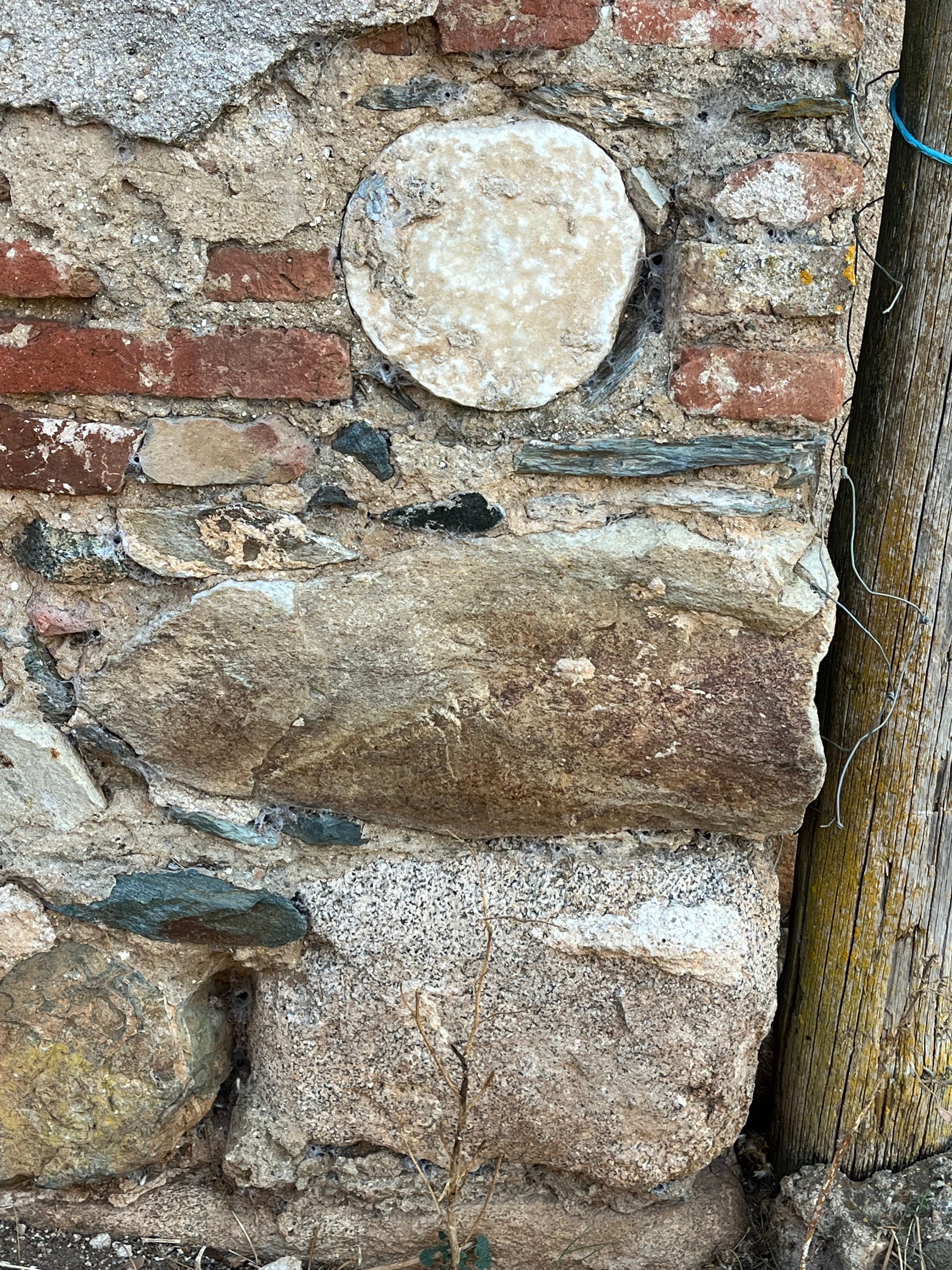 Example of ancient materials spoliated in a Medieval building