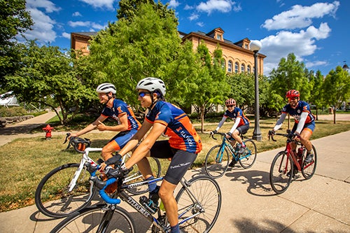 Illini 4000 bicyclists passing by