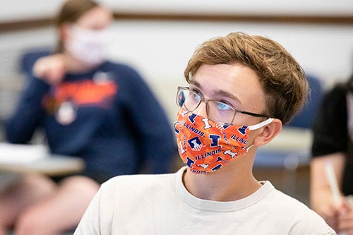 A student wearing a U of I mask
