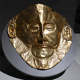 A replica of the death mask of Agamemnon, the mythical king of Mycenae, was on display at the College of LAS Alumni Association’s gathering at the Field Museum’s limited-time exhibition, The Greeks from Agamemnon to Alexander the Great.