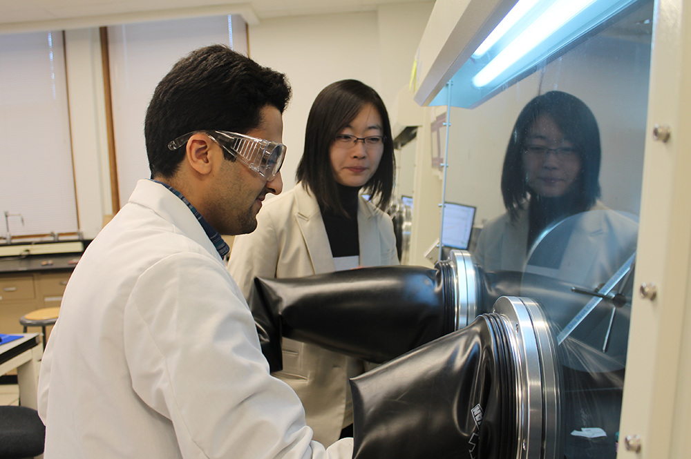Ying Diao and Erfan Mohammadi, a graduate student, at work in the laboratory. (Image courtesy of the Department of Chemical and Biomolecular Engineering.) 