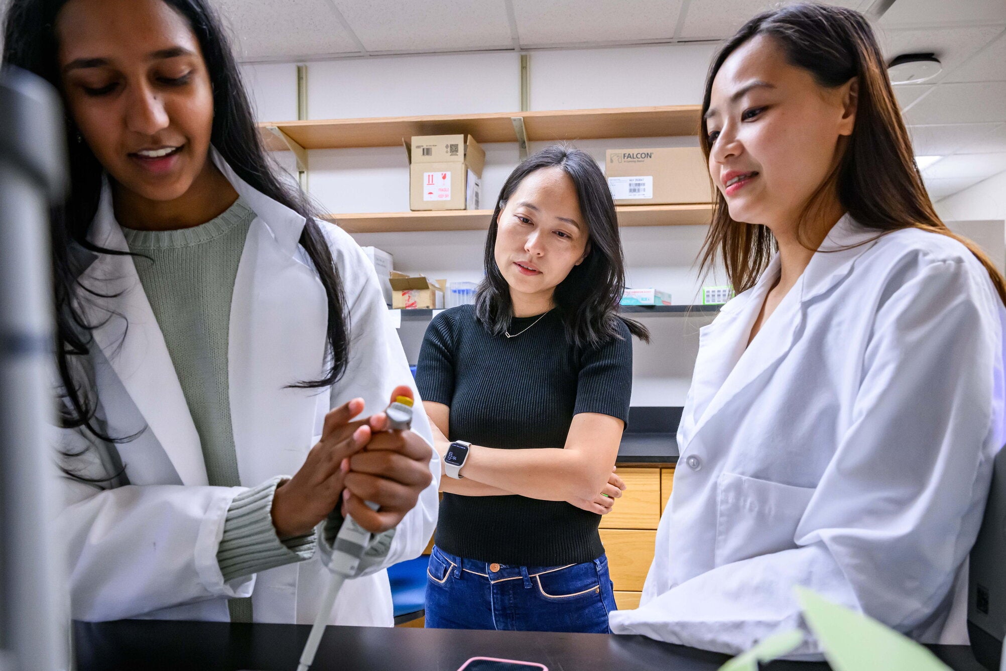 Professor Xinzhu Yu and researchers in the lab 