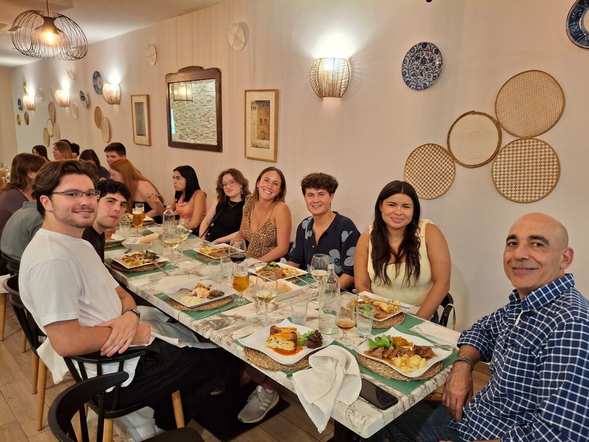 Students in Granada enjoying a meal together. 