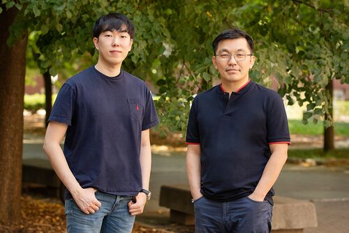 Postdoctoral researcher Byoungsoo Kim and professor Hyunjoon Kong