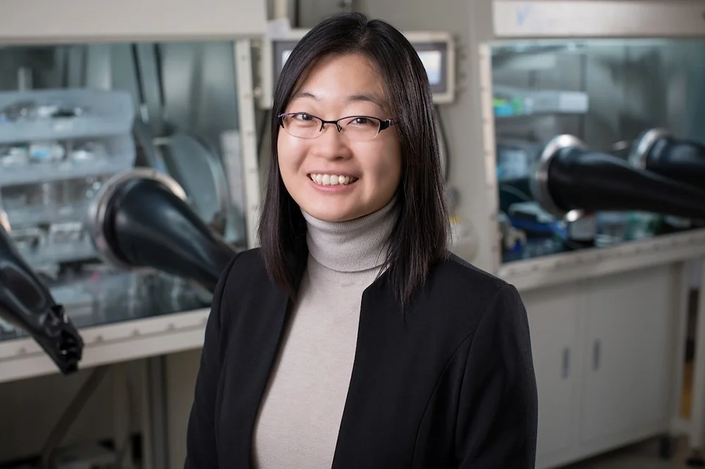 Portrait of Ying Diao in her University of Illinois Urbana-Champaign lab.