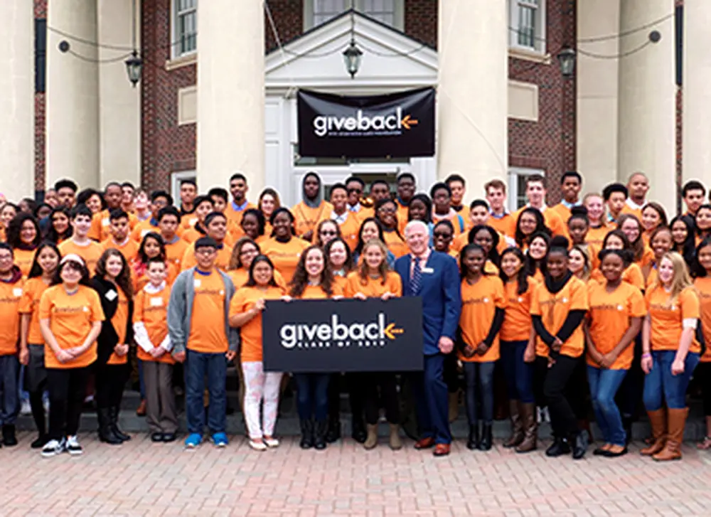 U of I receives $1 million for scholarships from Give Something Back Foundation