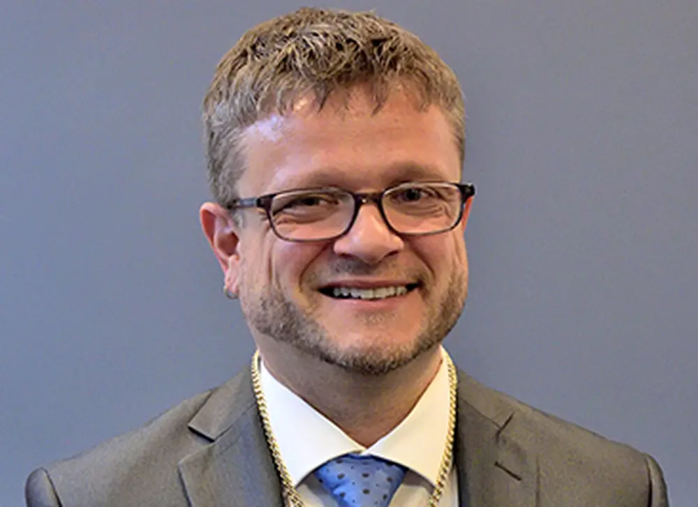 Mark Hauber named Harley Jones Van Cleave Professor